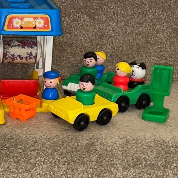 Vintage 1986 FISHER PRICE LITTLE MART Set w/ 8 Figures 4 Vehicles Store #2580 - Picture 3 of 5